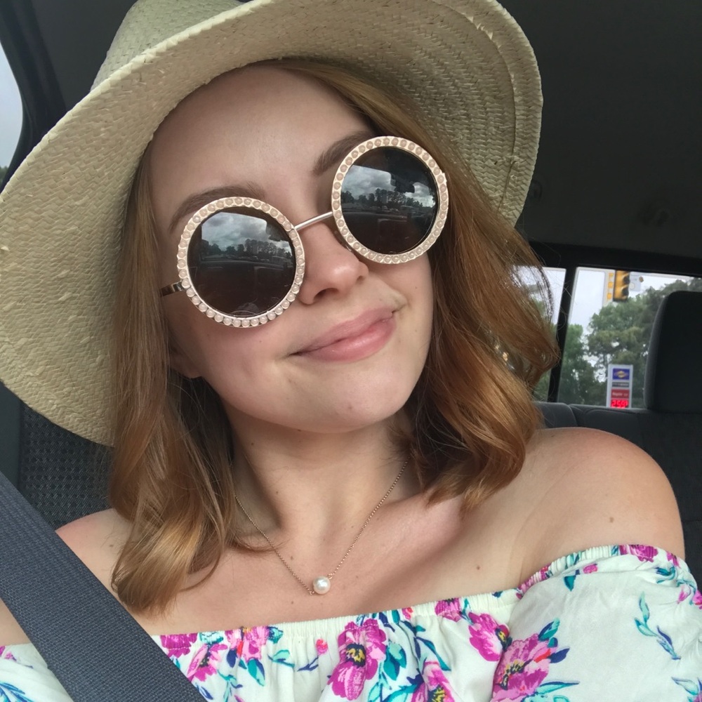 Meet your Posher, Holly